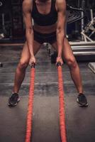 mujer haciendo ejercicio en el gimnasio. foto