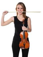 hermosa chica rubia natural tocando el violín. aislado en blanco foto