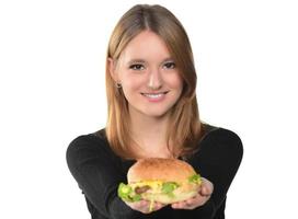 retrato de una hermosa joven divertida comiendo hamburguesas. foto