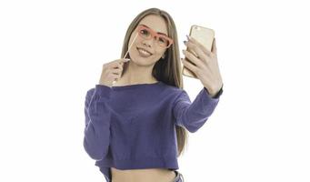 Belleza divertida adolescente haciendo selfie con su celular foto