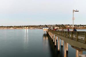 puesta de sol junto al muelle de ocean beach en san diego, california. foto