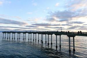 puesta de sol junto al muelle de ocean beach en san diego, california. foto