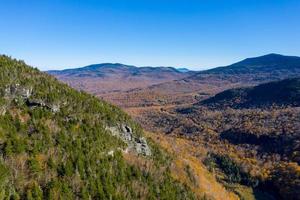 vista panorámica del follaje de otoño tardío en la muesca de los contrabandistas, vermont. foto