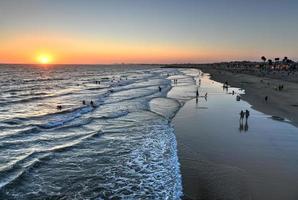 olas en el océano pacífico y vista de la playa al atardecer, en newport beach, california. foto
