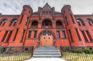 la armería del estado de nueva york en poughkeepsie fue construida en 1891. la guardia nacional del ejército de nueva york usó el edificio hasta 2011. en 2012 fue vendido a la iglesia española adventista del séptimo día. foto