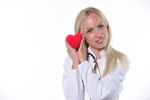 Cardio cardiocirujano manos sosteniendo forma de corazón rojo sobre fondo blanco. foto