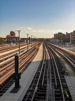 vista a lo largo de las vías elevadas del metro a lo largo de brighton beach y ocean parkway en brooklyn, nueva york. foto