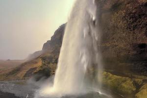 seljalandsfoss, islandia desde atrás foto