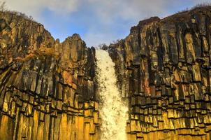 agua svartifoss a principios de invierno foto