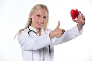 Cardio cardiocirujano manos sosteniendo forma de corazón rojo sobre fondo blanco. foto