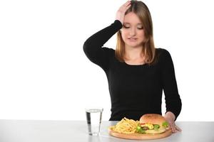 retrato de una hermosa joven divertida comiendo hamburguesa foto