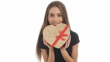 hermosa mujer sosteniendo una gran caja de regalo foto