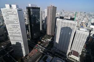 el horizonte de tokio visto desde el edificio del gobierno metropolitano de tokio en el barrio de shinjuku. foto