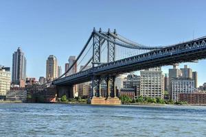 vista del puente de manhattan visto desde el lado este de manhattan, nueva york. foto