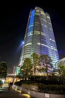 roppongi hills mori tower en tokio, japón de noche, 2022 foto