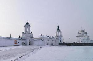 Monasterio spaso-yakovlevsky en las afueras de rostov, rusia, a lo largo del anillo dorado. construido en el estilo neoclásico. foto