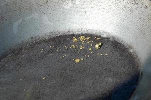 oro recién lavado. oro en la bandeja de lavado en alaska. foto