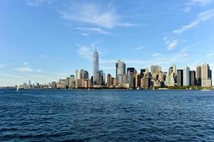 vista del horizonte de la ciudad de nueva york en un día de verano. foto