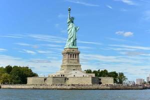 la estatua de la libertad desde el puerto de la libertad. foto