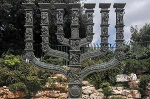 knesset menorah frente al knesset en el parque de las rosas en jerusalén foto