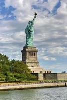 la estatua de la libertad desde el puerto de la libertad. foto