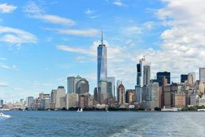 vista del horizonte de la ciudad de nueva york en un día de verano. foto