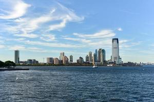 vista del horizonte de nueva jersey desde la ciudad de nueva york en un día de verano. foto