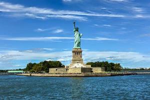 la estatua de la libertad desde el puerto de la libertad. foto