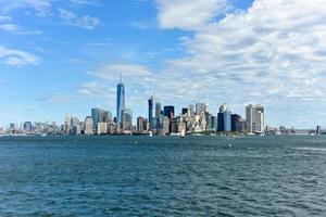 vista del horizonte de la ciudad de nueva york en un día de verano. foto