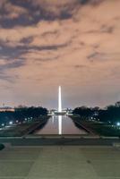 monumento a washington en la noche en el distrito de columbia, estados unidos. foto