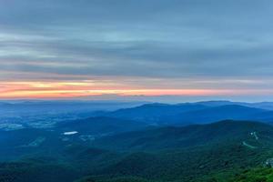 puesta de sol a lo largo del valle de shenandoah y las montañas blue ridge del parque nacional de shenandoah, virginia foto