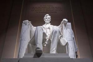 monumento a lincoln en washington dc por la noche. foto