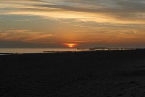 atardecer en la playa de coney island en brooklyn, nueva york foto