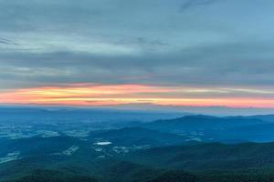 puesta de sol a lo largo del valle de shenandoah y las montañas blue ridge del parque nacional de shenandoah, virginia foto