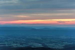 puesta de sol a lo largo del valle de shenandoah y las montañas blue ridge del parque nacional de shenandoah, virginia foto