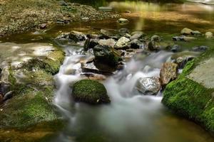 cascadas a lo largo de una ruta de senderismo en el valle de shenandoah y montañas blue ridge del parque nacional de shenandoah, virginia foto