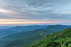 puesta de sol a lo largo del valle de shenandoah y las montañas blue ridge del parque nacional de shenandoah, virginia foto