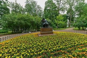 monumento a alexander pushkin por el escultor robert bach en el barrio tsarskoye selo de san petersburgo, rusia. foto