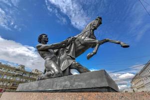 escultura del domador de caballos del siglo XIX en el puente anichkov en st. atracción de petersburgo, rusia. foto