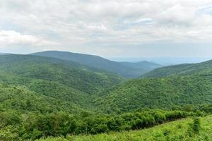 vista del valle de shenandoah y las montañas blue ridge desde el parque nacional de shenandoah, virginia foto