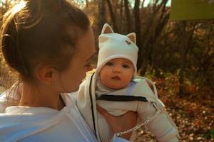 hermosa joven madre con bebé en otoño foto