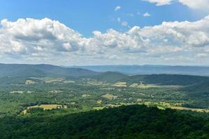 vista del valle de shenandoah y las montañas blue ridge desde el parque nacional de shenandoah, virginia foto