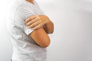 mujer que sufre de la parte superior del brazo. concepto de síndrome de salud y oficina. foto