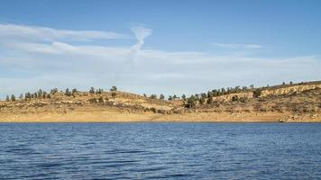 lago de montaña en las estribaciones de colorado foto