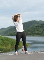 mujer de pelo corto haciendo ejercicio al aire libre foto