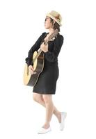 mujer sostenga guitarra guitarra canción popular en su mano foto