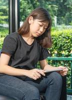 adolescente estudiando en línea desde una tableta digital en casa foto