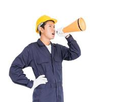 joven trabajador gritando para anunciar a través de un megáfono foto