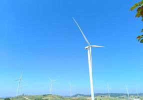 viajar agradable granja de molinos de viento en un hermoso día brillante en khao kho, phetchabun foto