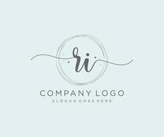 logotipo femenino ri inicial. utilizable para logotipos de naturaleza, salón, spa, cosmética y belleza. elemento de plantilla de diseño de logotipo de vector plano.